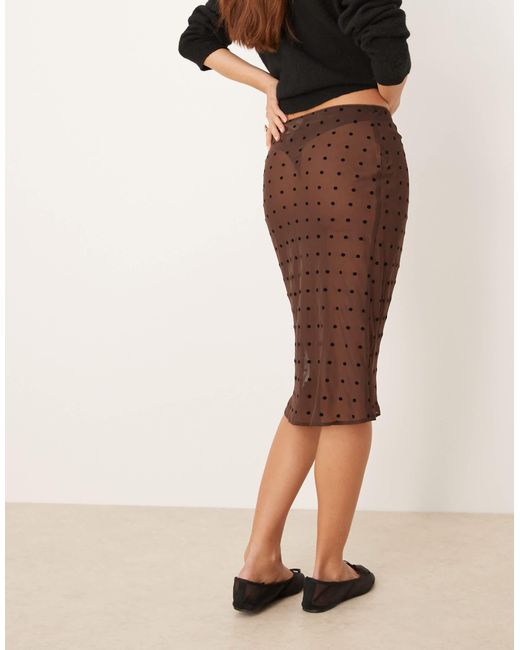 Jupe mi-longue en mousseline à pois floqués - marron ASOS en coloris Black