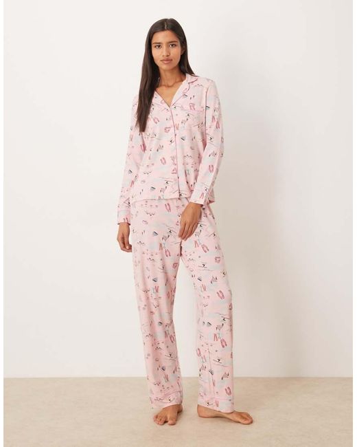 Pigiama Super Morbido Con Camicia A Maniche Lunghe E Pantaloni Con Stampa A Tema Sci E Profili A Contrasto di ASOS in Pink