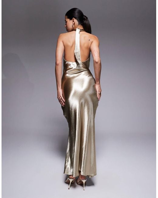 Robe dos nu longue en satin martelé avec ourlet en pointe et détail noué à l'avant Aria Cove en coloris Metallic