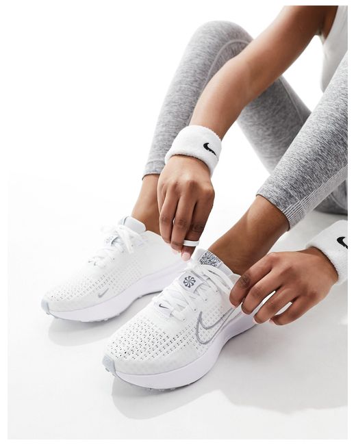 Interact run - sneakers bianche e argento di Nike in White