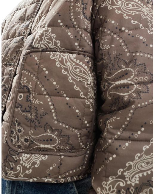 Veste courte matelassée sans col à imprimé bandana - chocolat ASOS en coloris Brown