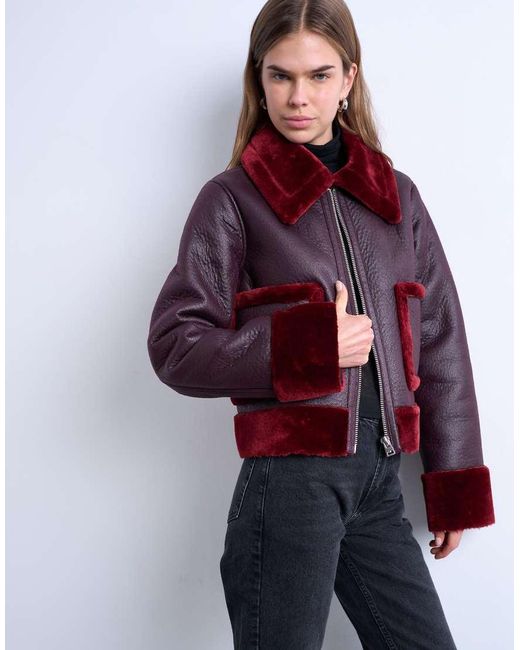 Chaqueta Corta De Cuero Sintético Con Ribetes De Borreguito Rojos En Contraste De -Morado TOPSHOP de color Red