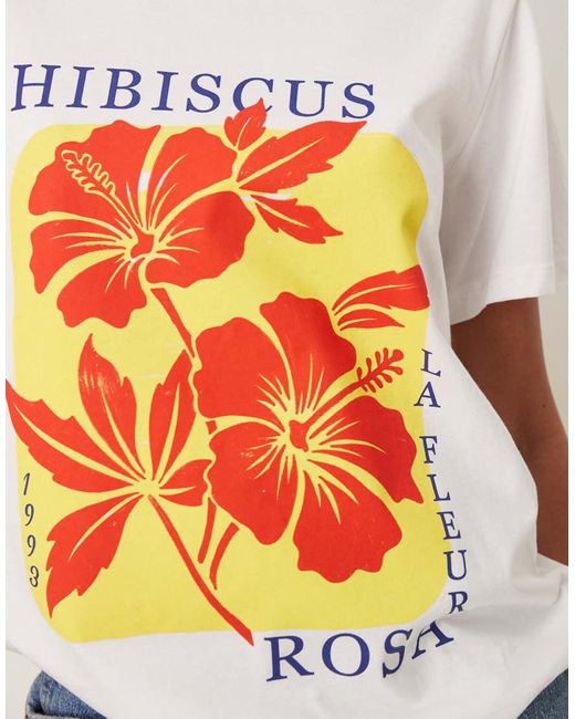 Camiseta Blanca De Corte Estándar Con Estampado Gráfico De Flor De Hibisco De ASOS de color White