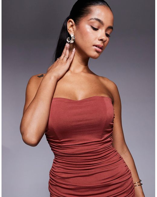 TFNC London Red – trägerloses, gerafftes midikleid