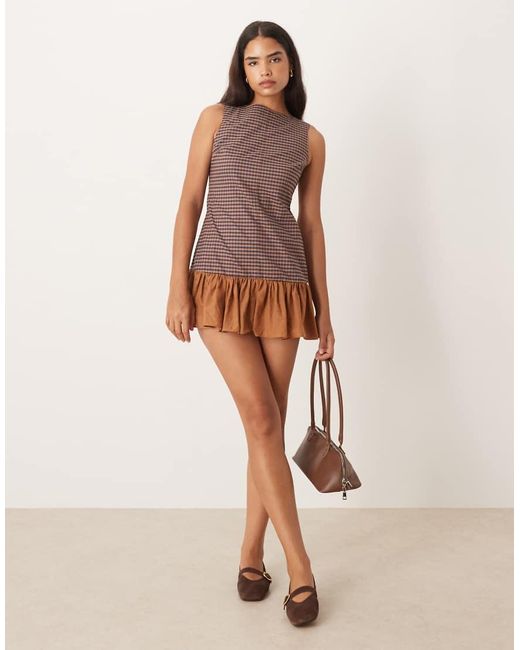 Vestido Recto Corto Sin Mangas A Cuadros Marrones Y Azul Marino Con Volante En El Bajo De ASOS de color Brown