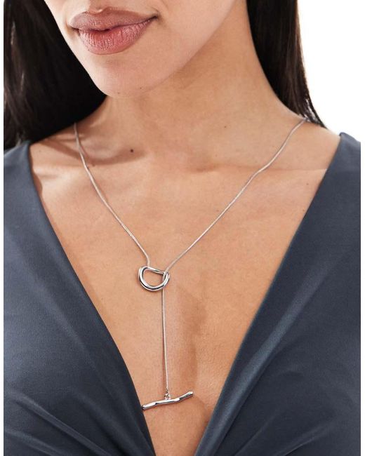 Collana Lariat Tonalità Con Dettaglio A T di ASOS in Black