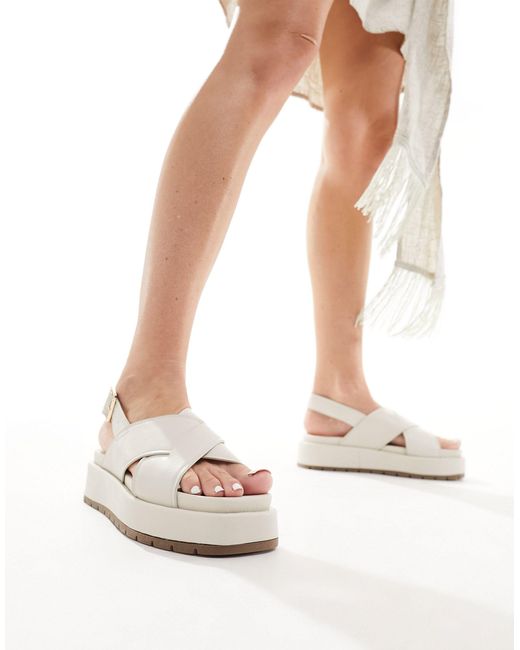 Sandalias blanco hueso con diseño en dos partes y suela gruesa frosty ASOS de color White