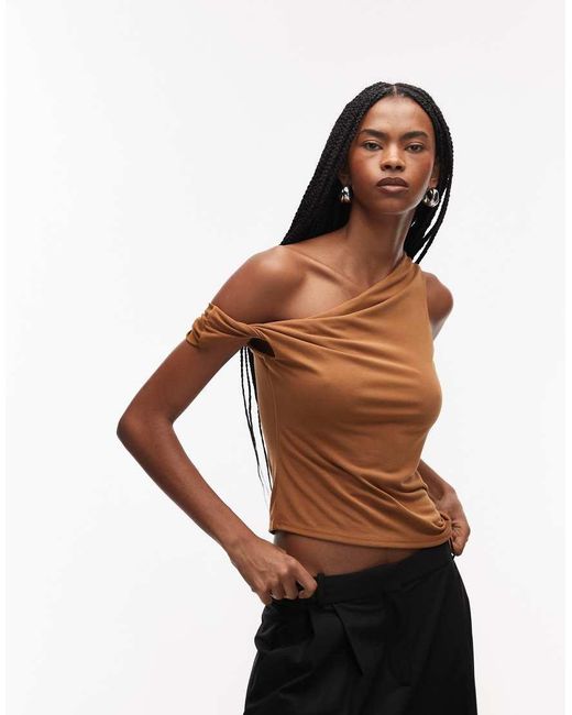 ASOS Top Van Modal Met Blote Schouder En Gedraaid Detail in het Brown