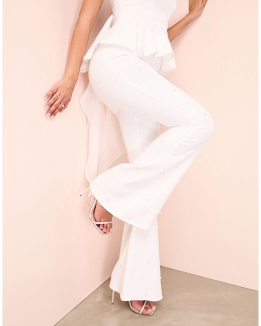 Pantaloni a zampa bianchi decorati con perline di ASOS in Natural