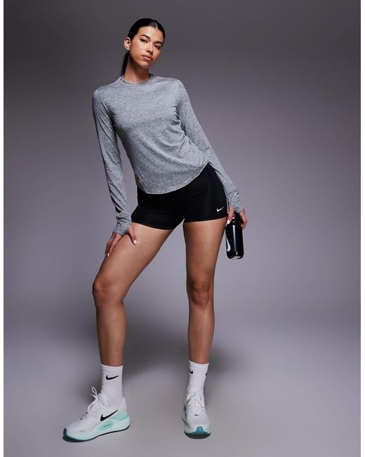 Swift - top en tissu dri-fit à manches longues Nike en coloris Gray