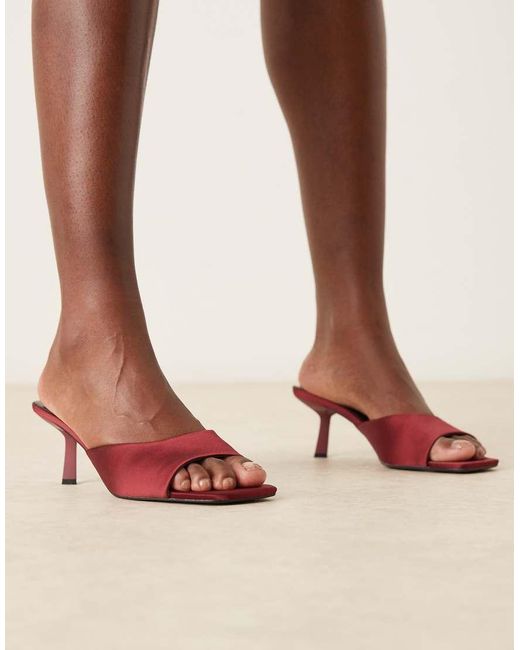 Sandalias Burdeos Estilo Mules De Tacón Bajo De Satén Rochi De -Rojo Raid de color Brown