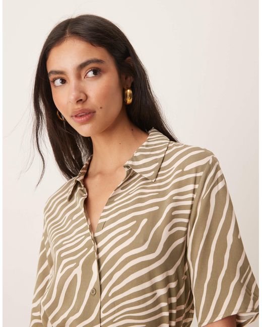 Robe chemise mi-longue à zébrures avec taille nouée Jdy en coloris Natural