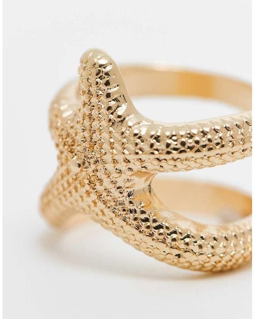 Anillo Texturizado Con Diseño De Estrella De Mar De ASOS de color Natural