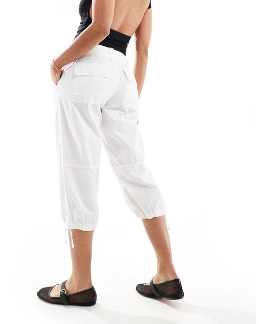 Pantaloni capri écru con tasche di Bershka in White