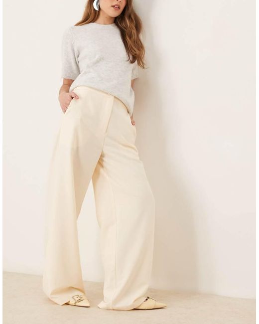 Pantaloni Dritti Comodi Sartoriali Color Latticello di ASOS in Natural