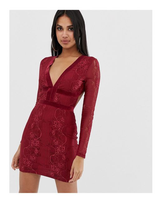 PRETTYLITTLETHING Red – Burgunderrotes, figurbetontes Kleid mit Spitzenverzierung und Rückenausschnitt