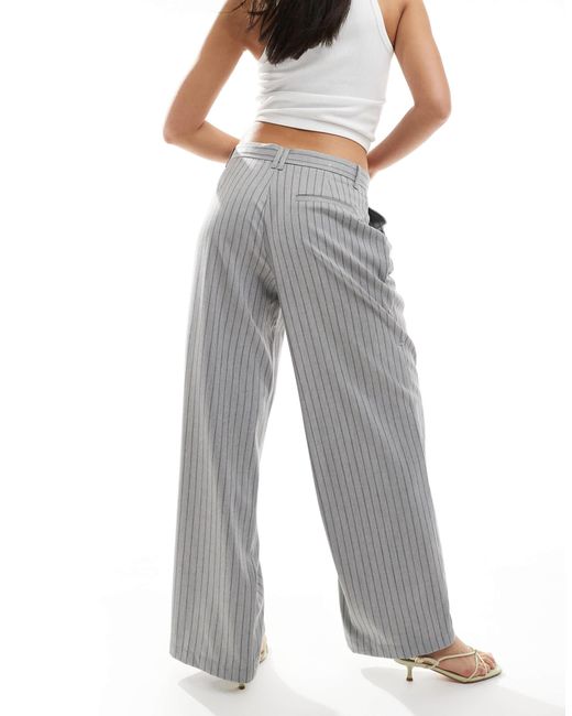 Pantalon ajusté coupe ample à rayures Bershka en coloris White