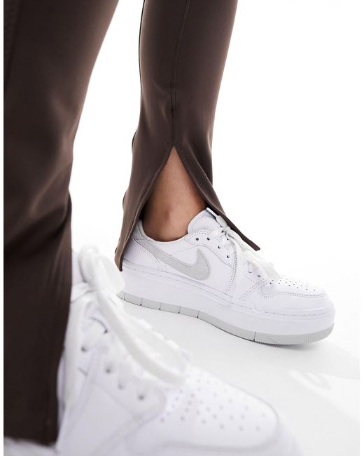 One - leggings a vita alta barocco con spacco sul fondo di Nike in Brown