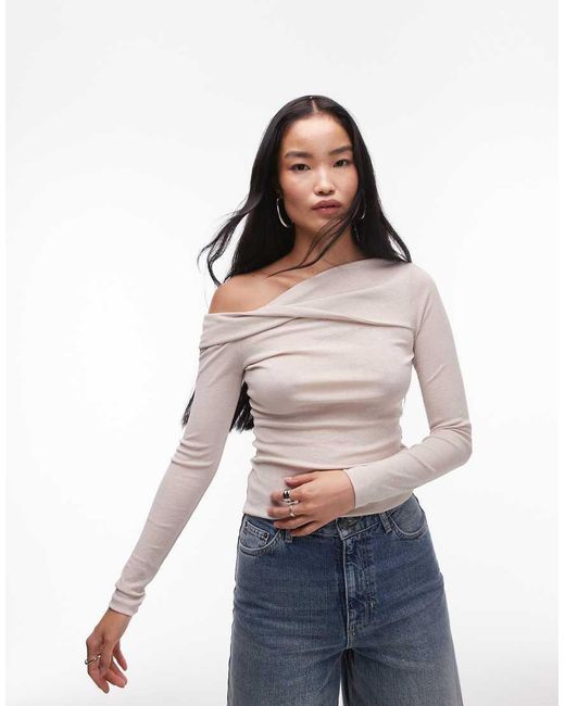 Top Con Escote Bardot Y Detalle Retorcido De TOPSHOP de color White