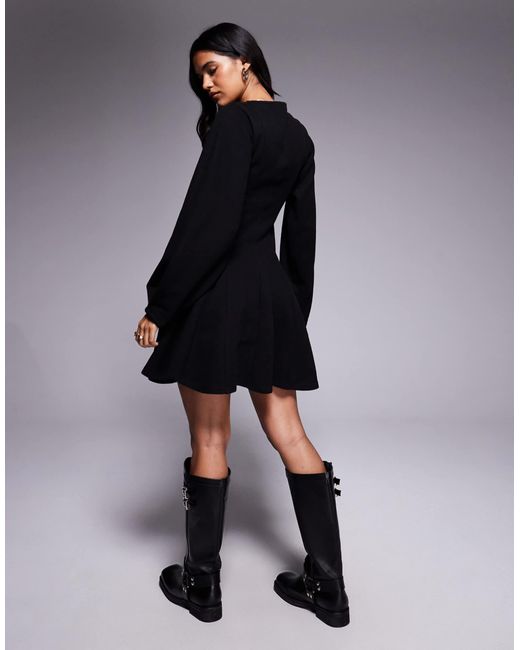 Robe courte coupe ajustée et évasée en tissu ultra doux à col en v et surpiqûres ASOS en coloris Black