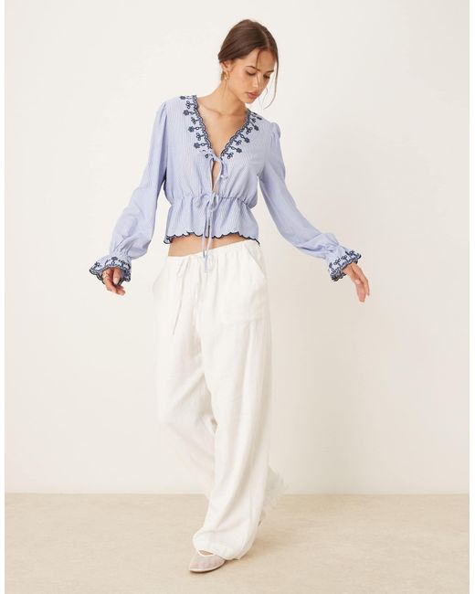Top noué à l'avant brodé - clair Jdy en coloris Blue
