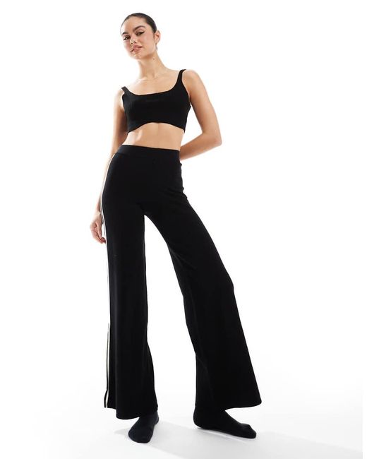 agon® Black Scoop Neck Crop Top