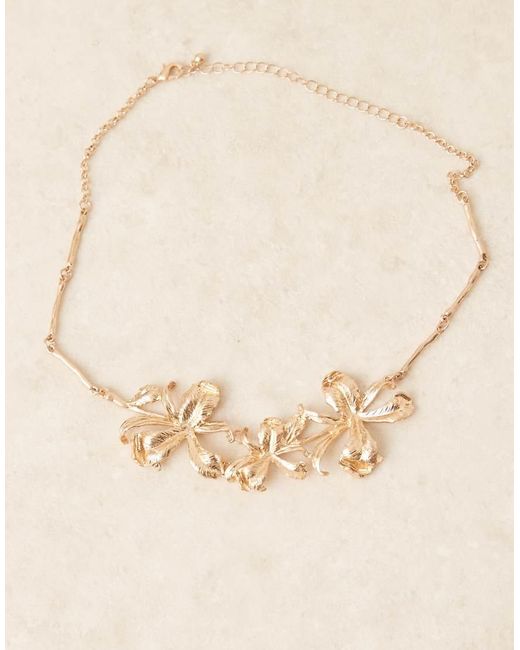 Collar Con Detalle De Tres Flores Grandes De ASOS de color Red