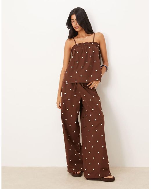 Top Marrón Chocolate De Tirantes Y Corte Trapecio Con Estampado De Lunares De ASOS de color Brown