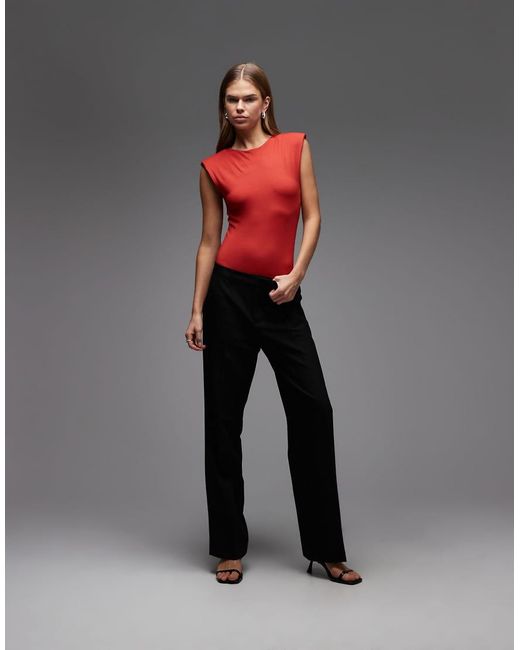 Body Sinuoso Senza Maniche Con Spalline Imbottite di ASOS in Red