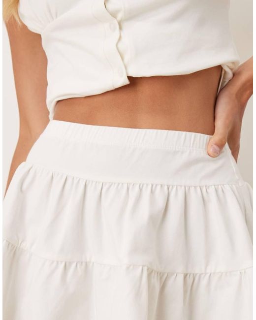 Minifalda Blanca Con Vuelo Y Escalonada Con Ribete De Encaje De ASOS de color Natural