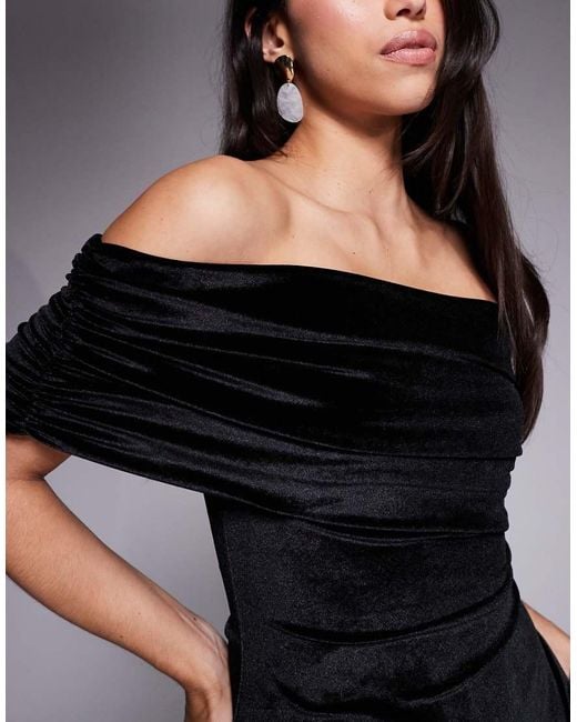 Vestido Corto De Corte Skater Con Escote Bardot De Terciopelo De ASOS de color Black