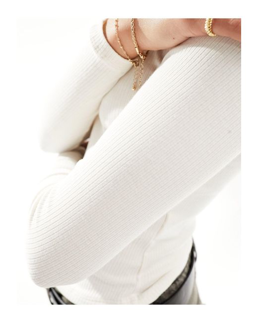 Cotton on - crop top a maniche lunghe color porcellana con scollo a barchetta di Cotton On in White