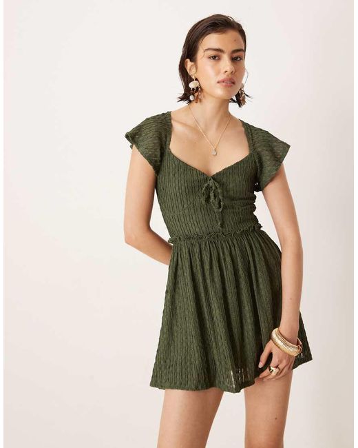 Vestito Corto Testurizzato Kaki Con Maniche Con Volant di ASOS in Green