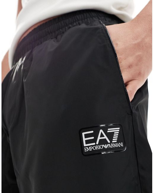 Armani - - joggers con fondo elasticizzato e tasche neri con logo a contrasto di EA7 in Black da Uomo