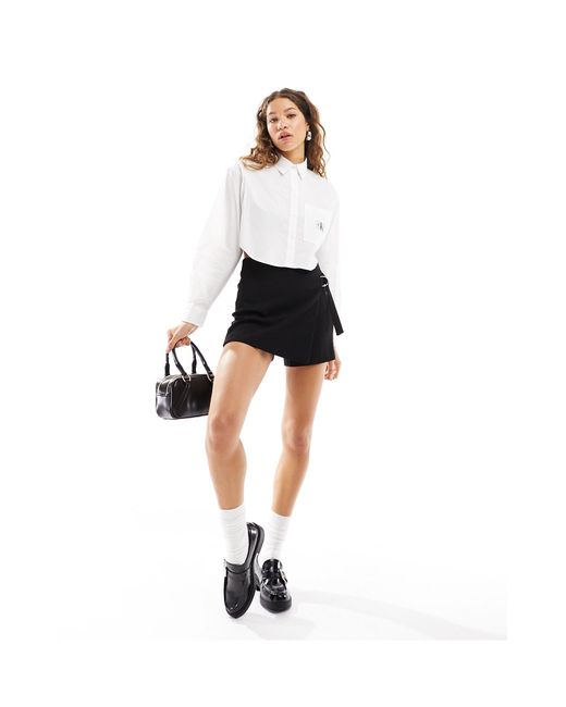 Chemise courte à manches longues et étiquette tissée Calvin Klein en coloris White