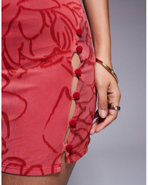 Asos design petite - robe courte à encolure carrée en tulle imprimé fleuri avec bretelles fines et boutons contrastants - rose ASOS en coloris Red