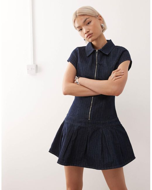 Collusion Blue – blaues, figurbetontes jeanskleid im 90er-stil mit tiefer taille und streifen