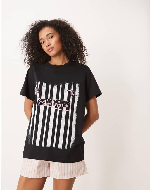 Camiseta Negra De Corte Estándar Con Estampado Gráfico A Rayas De Estilo Deportivo De ASOS de color Black