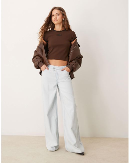 Calvin Klein Brown – monologo – knapp geschnittenes t-shirt