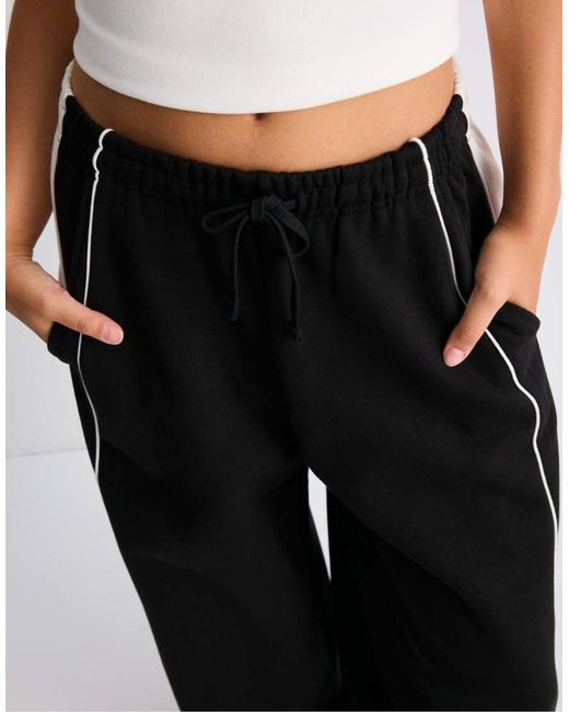 Joggers di Stradivarius in Black