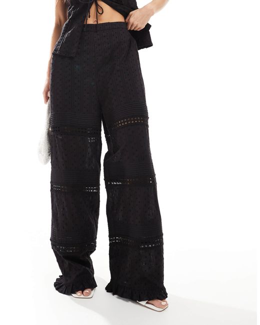 Pantalon d'ensemble en broderie anglaise effet coupé-cousu ASOS en coloris Blue