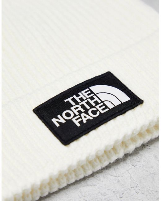 Berretto sporco con etichetta del logo e pompon di The North Face in White