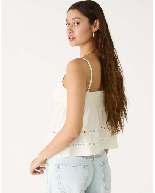 Stradivarius Crop Top Met Kanten Rand En Dunne Bandjes in het White