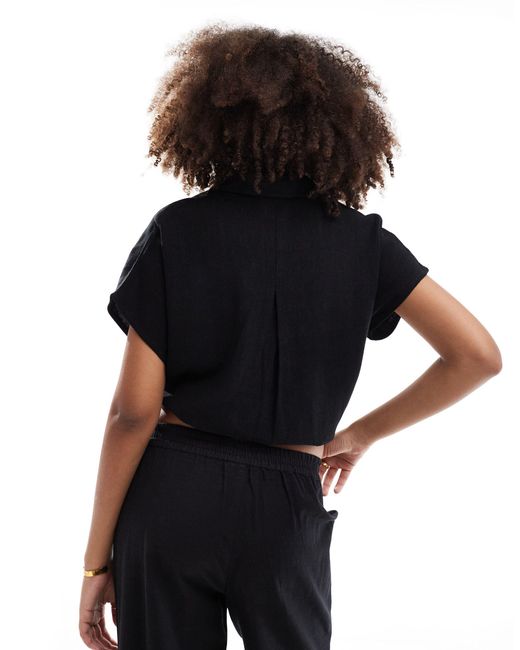 Camisa negra con lazada en la cintura y tacto efecto lino Pieces de color Black