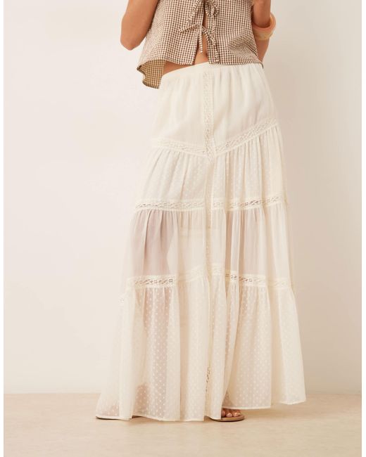 Jupe longue style bohème à volants étagés avec empiècements en dentelle - crème ASOS en coloris Natural
