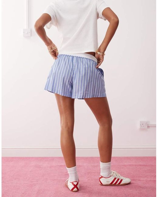 Pantaloncini Stile Boxer E Bianchi A Righe Con Fascia di Monki in Pink