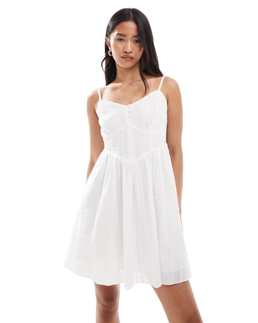 Robe courte à bretelles et surpiqûres New Look en coloris White