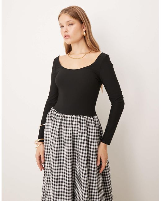 Robe longue 2-en-1 avec jupe à carreaux vichy et encolure dégagée - et blanc ASOS en coloris Black