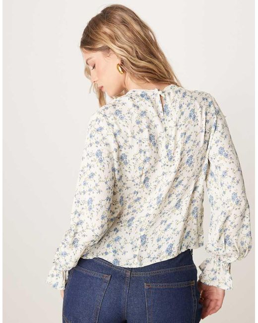 Blusa Bianca A Fiorellini Con Volant Sul Davanti di New Look in Blue