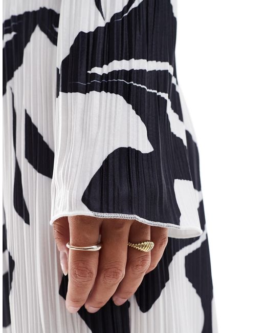 Y.A.S Black – kurz geschnittenes plissee-oberteil mit -weißem muster, kombiteil